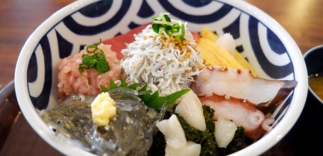Hase Shokudo (Kamakura), Shirasu donburi bowl topped with Shonan area fish and seafood sashimi