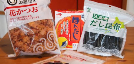 Ready to use dashi (powder and brewing bag) and main ingredients (katsuobushi and konbu)