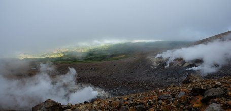 Daisetsuzan (Hokkaido), View on Jigokudani fumaroles at the foot of Mount Asahidake