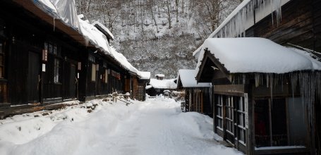 Tsuru-no-yu Onsen (Akita), Traditional buildings with hotel rooms and access to the baths