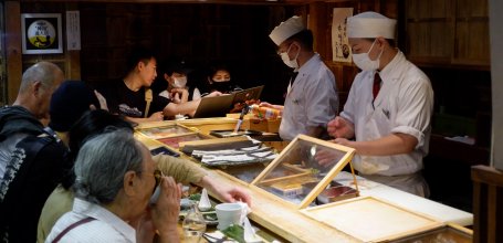 Tsukiji Outer Market (Tokyo), Sushi restaurant with seating at the counter