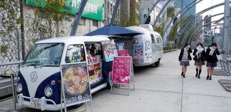 Miyashita Park (Tokyo), Food trucks on the rooftop