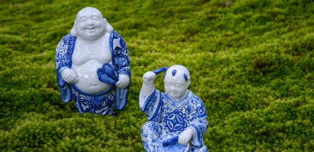 Hiyo Koke no Sato (Ishikawa), Japanese ceramic statues on a moss bed 3