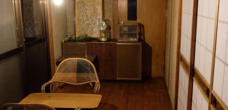 La toile (Mitoyo, Shikoku), The entranceway with a table