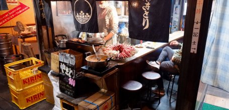 Shinjuku (Tokyo), Izakaya pub serving Yakitori skewers in Omoide Yokocho, a place built in the Showa Era