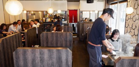 Tsukishima Monja Street (Tokyo), Inside a monjayaki restaurant 2