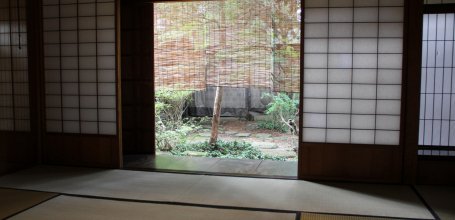 Yoshijima Heritage House (Takayama), Tatami room opening on the garden, with sudare blinds