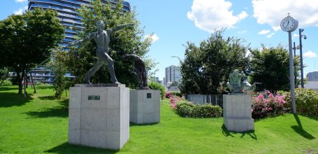 Meiji Jingu Gaien (Tokyo), Statues of Olympic sports allegories in front of the National Stadium