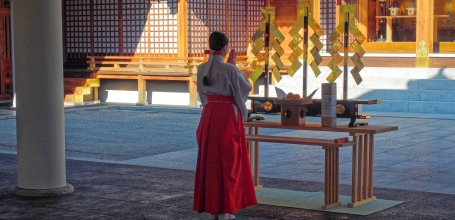 Shinon Washoku Senryu (Osaka), Miko priestess and Shinon Washoku Senryu's blessing ceremony