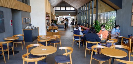 Starbucks Kawagoe Kanetsuki-dori, Seats and tables inside the cafe