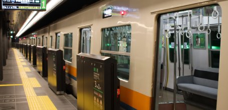 Subway platform in Osaka (Chuo Line)