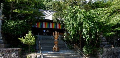 Ishite-ji (Matsuyama, Shikoku), Pavilion and Buddhist symbol