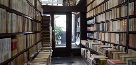 Jimbocho (Tokyo), Inside view of rare books Isseido bookstore