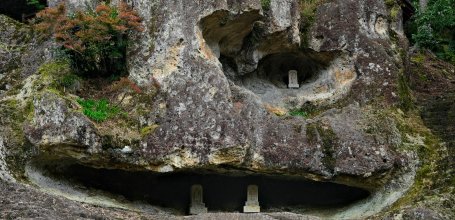 Nata-dera (Ishikawa), Buddhist steles placed in holes of Kigan Yusenkyo