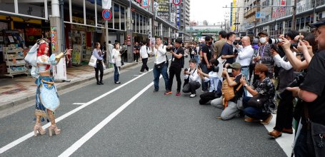 Nipponbashi Street Festa (Osaka), A cosplayer posing in the street for a group of photographers