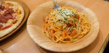 Saizeriya Ikebukuro 60F Dori No.2 (Higashi-Ikebukuro, Tokyo), Tomato and pancetta spaghetti dish and sausage pizza