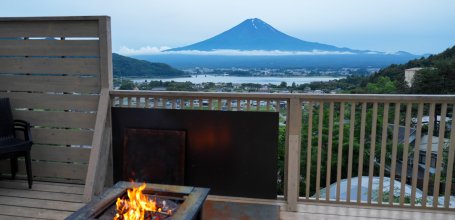 Mt.Fuji Glamping Terrace MINENOHANA (Kawaguchiko), Fireplace with a view on Mount Fuji