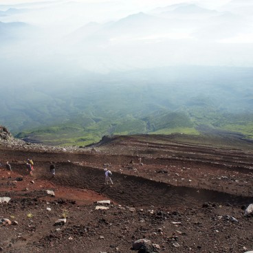 Zigzagging descent on Mount Fuji