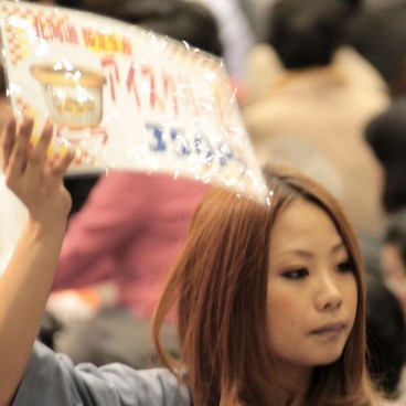 Sumo tournament in Osaka, Ice cream seller in the stadium