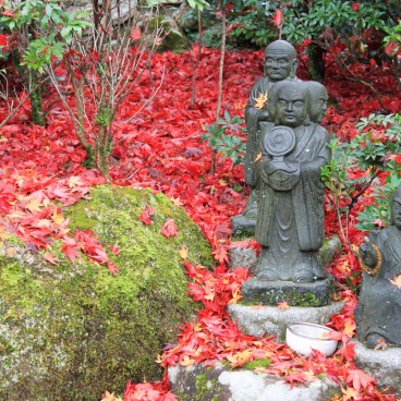 Daisho-in (Miyajima), Buddhist statues and red maple tree leaves in autumn