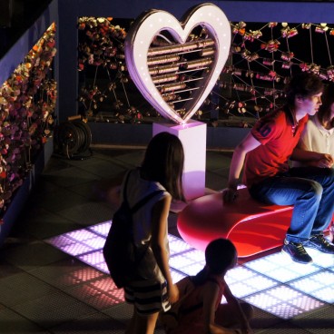 Umeda Sky Building (Osaka), Couples taking pictures in the love locks area