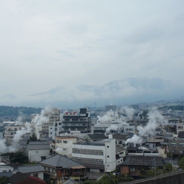 Beppu (Oita), Panoramic view on the city and its steaming onsen