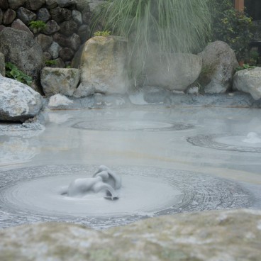 Jigoku Meguri in Beppu, Bubbling silt in Oniishibouzu-jigoku