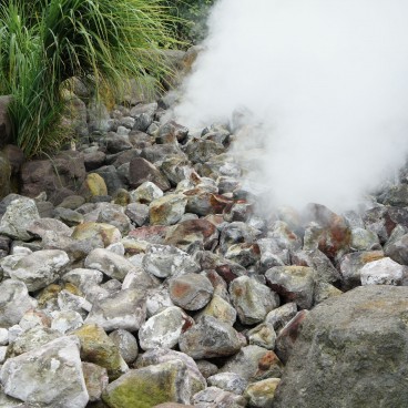 Jigoku Meguri in Beppu, Steaming stones in Oniishibouzu-jigoku