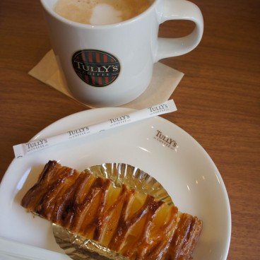 Tully's Coffee, Sweet breakfast with coffee and apple pie