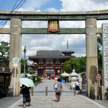 Shitenno-ji (Osaka), Large stone torii gate and Gokuraku-mon gate