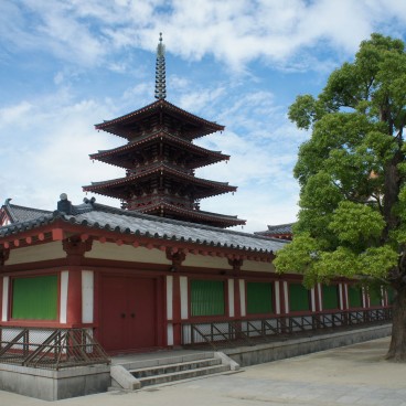 Shitenno-ji (Osaka), External view of the Four Heavenly Kings' Enclosure and its pagoda 2