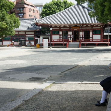 Shitenno-ji (Osaka), Shaded plazza in the temple's grounds