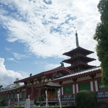 Shitenno-ji (Osaka), External view of the Four Heavenly Kings' Enclosure and its pagoda