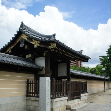 Shitenno-ji (Osaka), Access to the Taishi-den pavilion