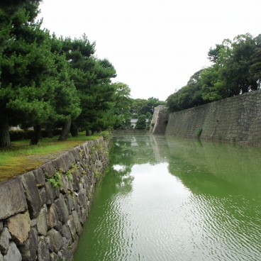 Nijo Castle (Kyoto), Moats and fortification walls enclosing Honmaru