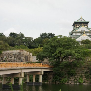 Osaka Castle (Toyotomi Hideyoshi), Gokuraku-bashi bridge and view on the keep