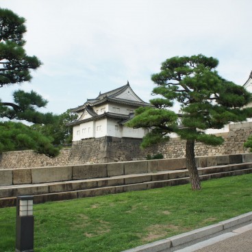 Osaka Castle, Pine alley near Otemon Gate