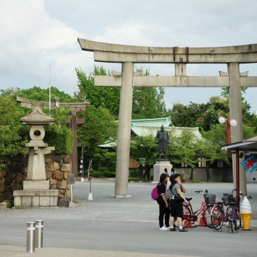 Hokoku-jinja (Osaka), Torii gate and Toyotomi Hideyoshi's statue at the entrance of the shrine's grounds