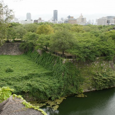 Osaka Castle, View on the moats and the park