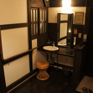 Hyotan Onsen in Beppu, Vestibule with washbasin and mirror