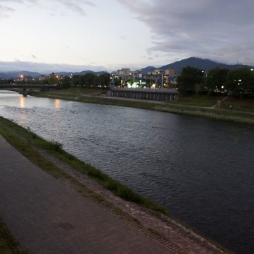 Kamo-gawa (Kyoto), Riverbanks at nightfall in summer