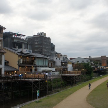 Kamo-gawa (Kyoto), Riverbanks in downtown Kyoto in summer