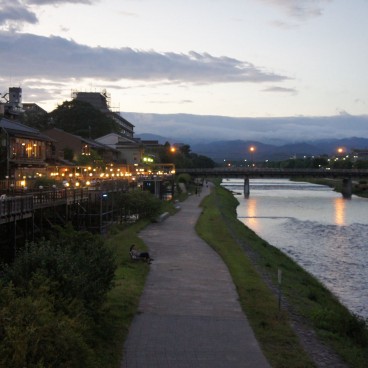 Kamo-gawa (Kyoto), Riverbanks at nightfall in summer 2