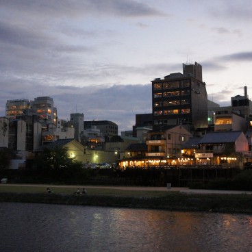 Kamo-gawa (Kyoto), Evening stroll in downtown Kyoto along the river 2