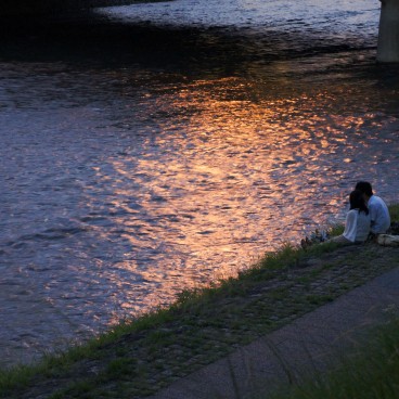 Kamo-gawa (Kyoto), A Japanese couple on the riverbank at night