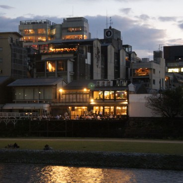 Kamo-gawa (Kyoto), Night view on the terraces along the river