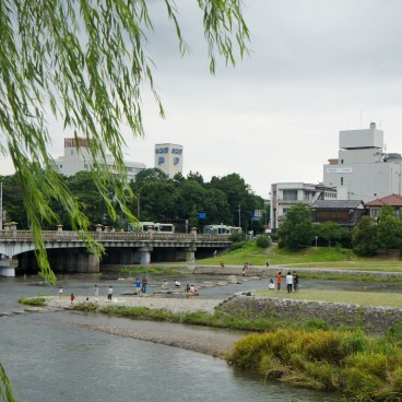 Kamo-gawa (Kyoto), View on the river in summer from downtown Kyoto
