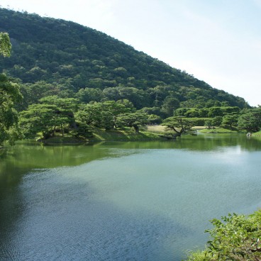 Ritsurin Koen (Takamatsu), View on Mount Shiun and one of the ponds