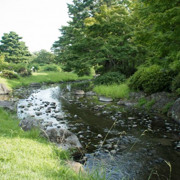 Ritsurin Koen (Takamatsu), River flowing in the ponds