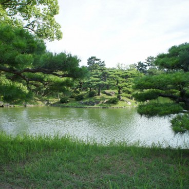 Ritsurin Koen (Takamatsu), Pond and islets